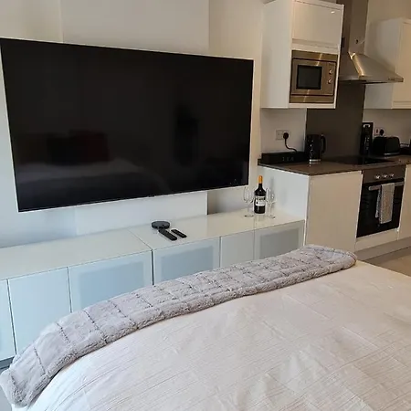 Lovely King Bed Apartment Gibraltar