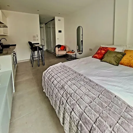 Lovely King Bed Apartment *